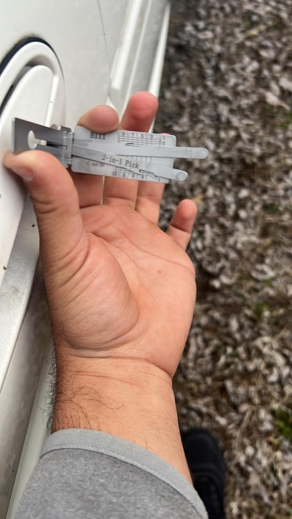 Choosing a reliable and professional car lockout service provider: Tips on finding trustworthy providers and things to consider when making this decision.